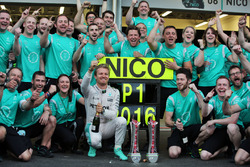 Race winner Nico Rosberg, Mercedes AMG F1 celebrates with the team