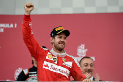 Sebastian Vettel, Ferrari, feiert Platz 2 auf dem Podium