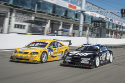 Joachim Winkelhock im 1996er Cliff Opel Calibra (rechts) und Volker Strycek im 2003er Opel Astra V8 Coupé