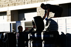 Red Bull Racing monteurs met banden van Pirelli
