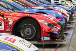 Autos der Super-GT in der Boxengasse