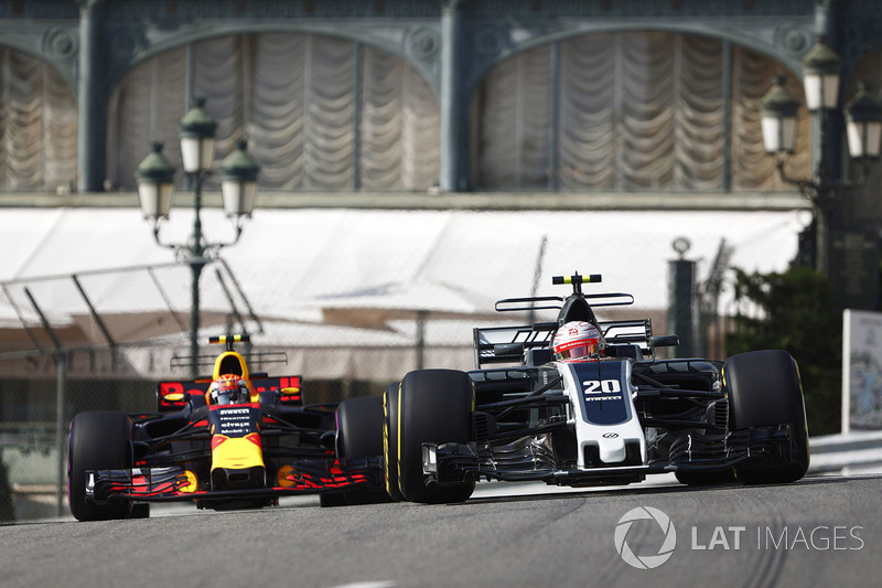 Kevin Magnussen, Haas F1 Team VF-17; Max Verstappen, Red Bull Racing RB13