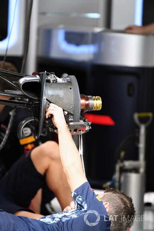 Red Bull Racing RB13 front wheel hub