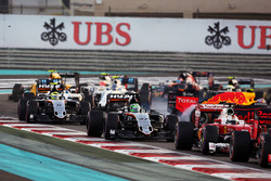 Nico Hulkenberg, Sahara Force India F1 VJM09 at the start of the race as Max Verstappen, Red Bull Ra