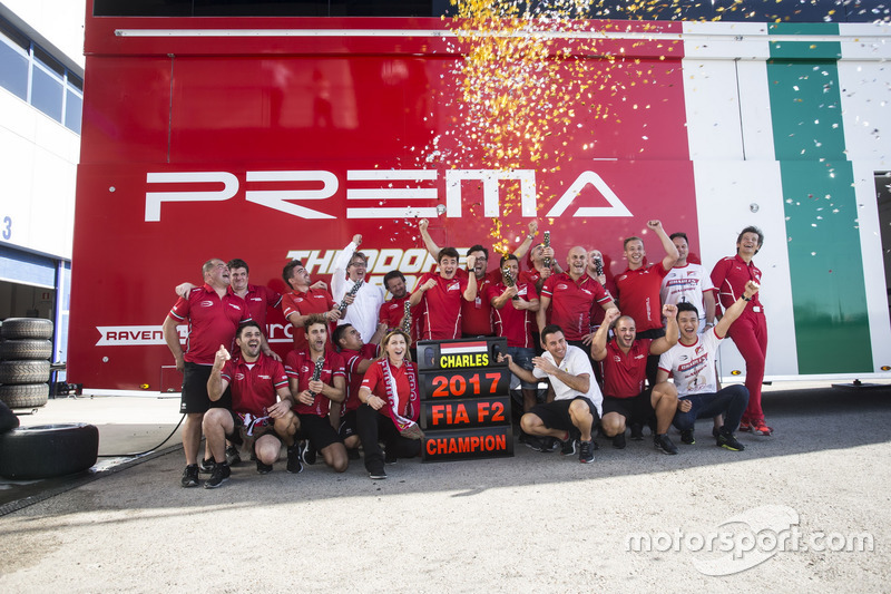 Charles Leclerc, PREMA Powerteam y Antonio Fuoco, PREMA Powerteam celebran con el equipo