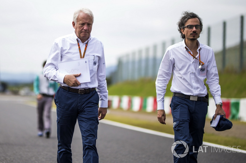 Laurent Mekies, FIA Güvenlik Direktörü ve Charlie Whiting, FIA Delegesi, pist yürüyüşünde
