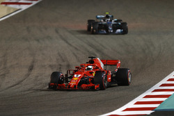 Себастьян Феттель, Ferrari SF71H, попереду Валттері Боттаса, Mercedes AMG F1 W09