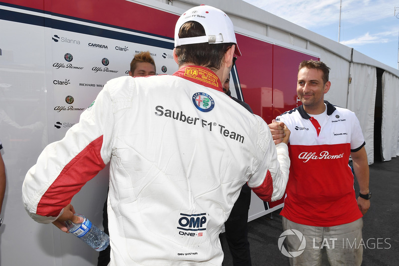 Charles Leclerc, Sauber, festeggia con il team