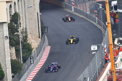 Pierre Gasly, Scuderia Toro Rosso STR13 ve Nico Hulkenberg, Renault Sport F1 Team R.S. 18