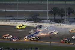 Crash: Kyle Larson, Chip Ganassi Racing Chevrolet Camaro, Ricky Stenhouse Jr., Roush Fenway Racing F