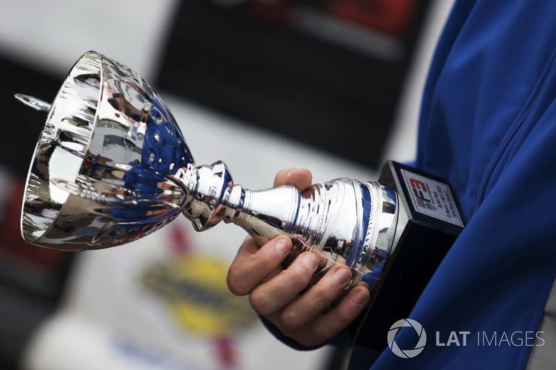 Podium: peringkat ketiga, Billy Monger, Carlin