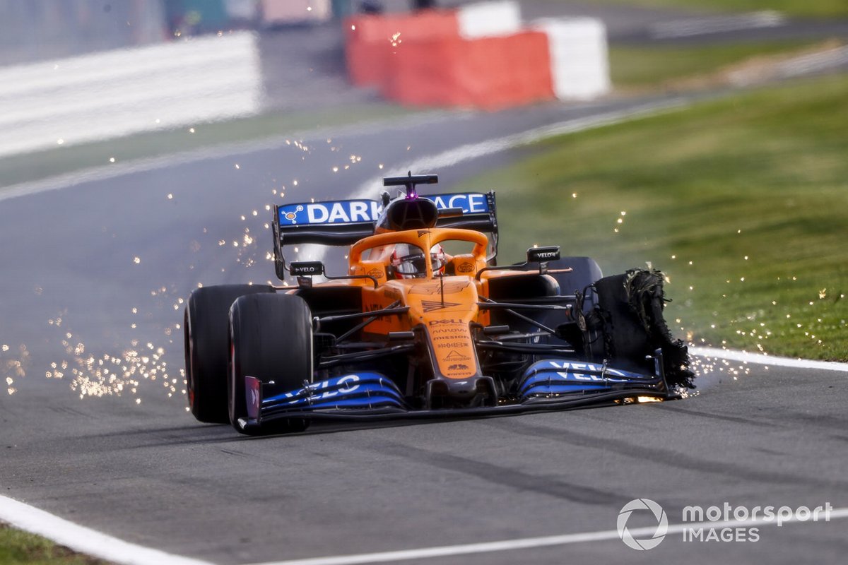 Карлос Сайнс, McLaren MCL35, едет в боксы с проколотым колесом