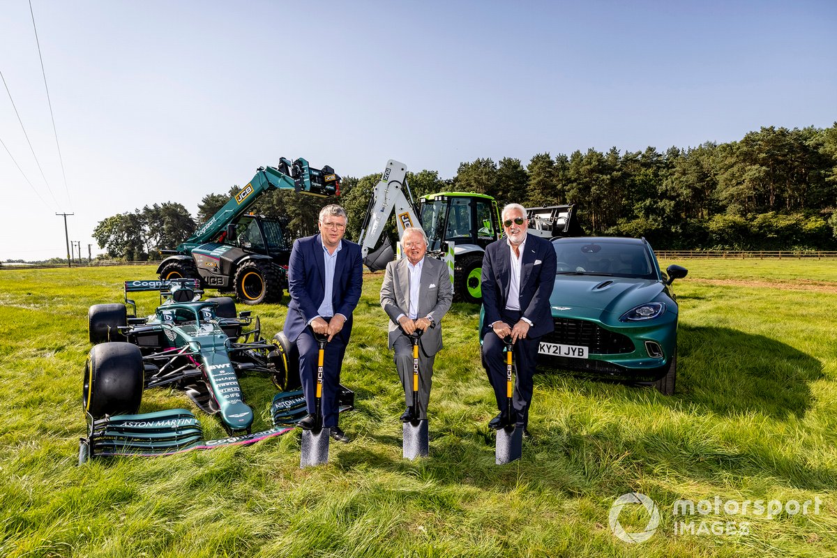 Otmar Szafnauer, teambaas en CEO, Aston Martin F1, Anthony Bamford, voorzitter JCB, en Lawrence Stroll, eigenaar Aston Martin F1