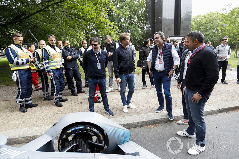 Nico Rosberg, Alejandro Agag, CEO, Formula E, the Gen2 Formula E aracıyla