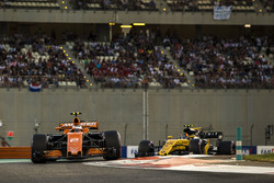 Stoffel Vandoorne, McLaren MCL32 ve Carlos Sainz Jr., Renault Sport F1 Team RS17