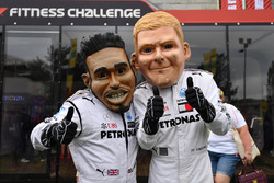 Lewis Hamilton, Mercedes-AMG F1 karikatuur en Valtteri Bottas, Mercedes-AMG F1 karikatuur