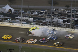 Crash: Kurt Busch, Stewart-Haas Racing Ford Fusion, Ryan Blaney, Team Penske Ford Fusion