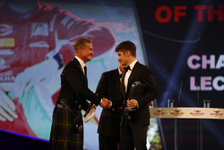Charles Leclerc, yılın çaylağı ödülünü Chase Carey'den alıyor, David Coulthard