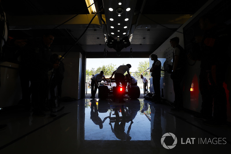 Los ingenieros de McLaren devuelven un automóvil al garaje