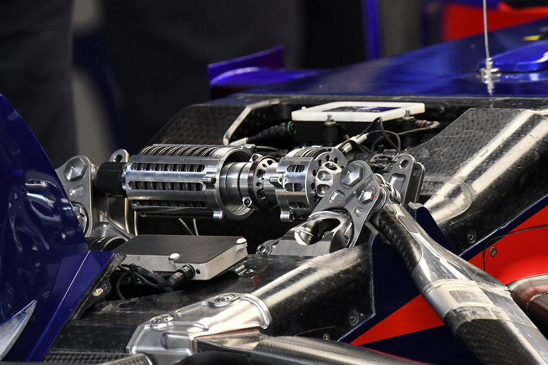 Scuderia Toro Rosso STR13 ön süspansiyon detay