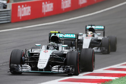 Ніко Росберг, Mercedes AMG F1 W07 Hybrid попереду Льюіса Хемілтона, Mercedes AMG F1 W07 Hybrid