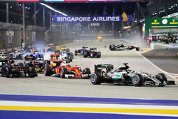 Lewis Hamilton, Mercedes AMG F1 W07 Hybrid at the start of the race as Nico Hulkenberg, Sahara Force