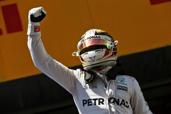 Lewis Hamilton, Mercedes AMG F1 festeggia la sua pole position nel parco chiuso