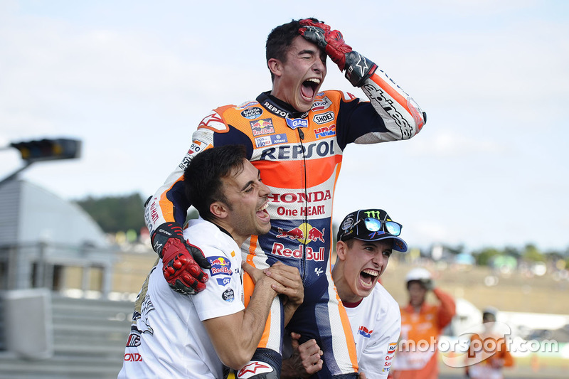 <img src="http://cdn-1.motorsport.com/static/custom/car-thumbs/MOTOGP_2017/RIDERS_NUMBERS/Marquez.png" width="50" /> #29 GP del 2016