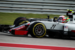 Естебан Гутьєррес, Haas F1 Team VF-16 та Дженсон Баттон, McLaren MP4-31, боротьба за позицію