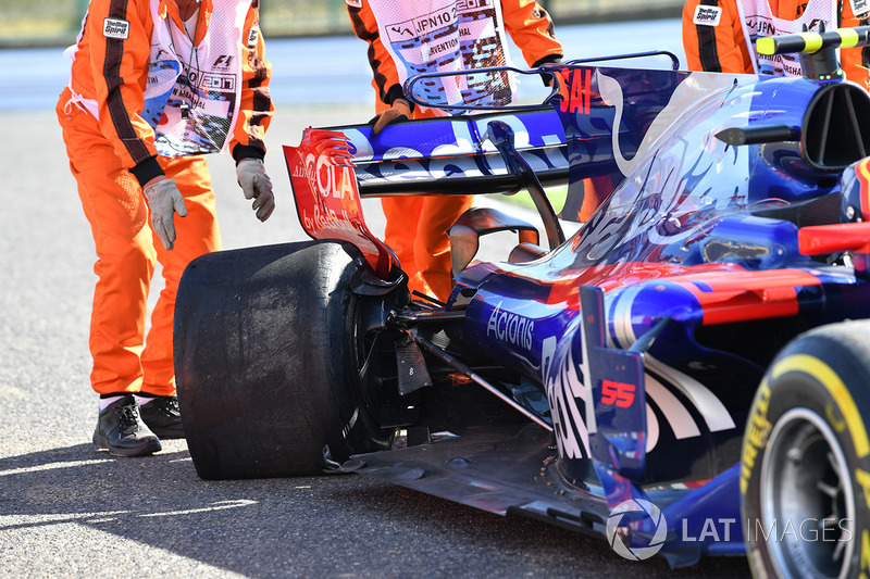 El coche dañado de Carlos Sainz Jr., Scuderia Toro Rosso STR12