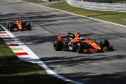 Stoffel Vandoorne, McLaren MCL32 and Fernando Alonso, McLaren MCL32