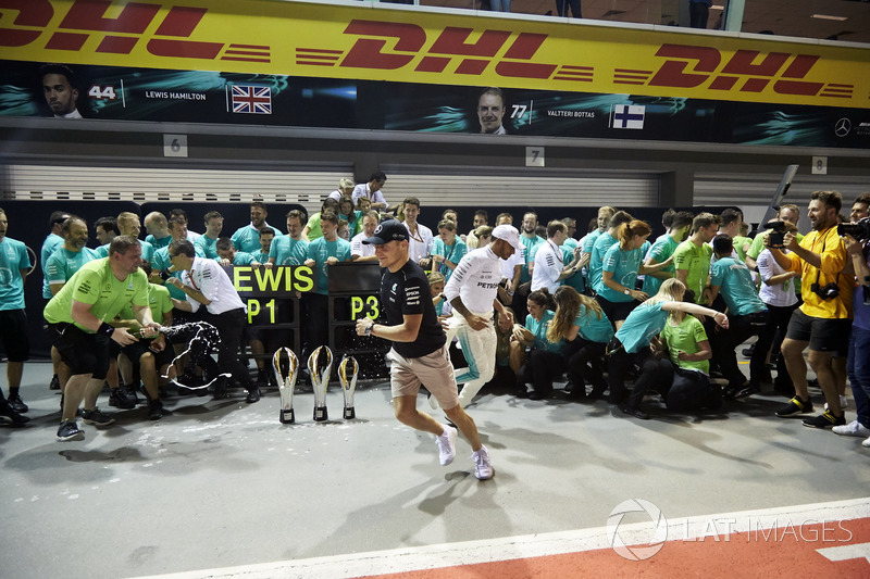 Race winner Lewis Hamilton, Mercedes AMG F1, third place Valtteri Bottas, Mercedes AMG F1, celebrate with the team