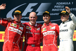 Il vincitore della gara Sebastian Vettel, Ferrari, il secondo classificato Kimi Raikkonen, Ferrari,