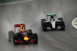 Max Verstappen, Red Bull Racing RB12 voor Nico Rosberg, Mercedes AMG F1 W07 Hybrid