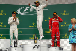 Podio: il vincitore della gara Lewis Hamilton, Mercedes AMG F1, il secondo classificato Valtteri Bot