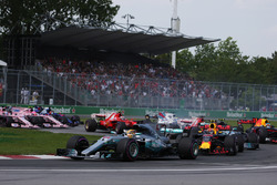 Lewis Hamilton, Mercedes AMG F1 W08, Max Verstappen, Red Bull Racing RB13, Valtteri Bottas, Mercedes AMG F1 W08, Sebastian Vettel, Ferrari SF70H, the rest of the pack at the start