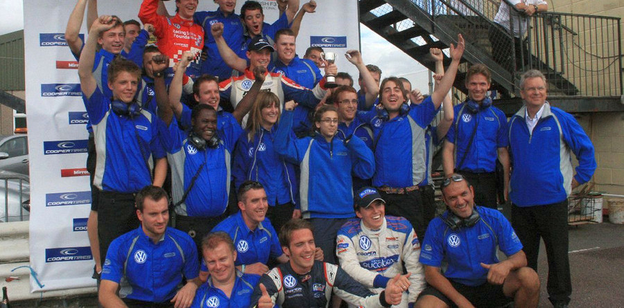 Calado snatches victory from Vergne at Thruxton Calado snatches victory from Vergne at Thruxton