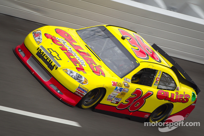 Dave Blaney races into the Daytona 500