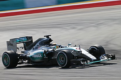 Mercedes domina en la primera práctica de China