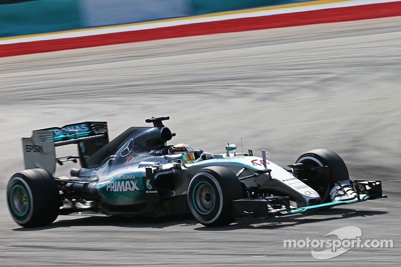 Mercedes domina en la primera práctica de China