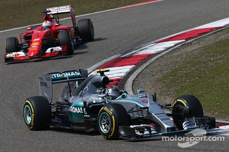 Hamilton, sorprendido por las quejas de Rosberg