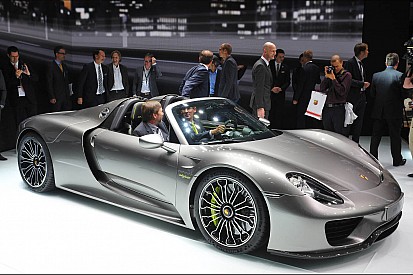 Vidéo - La Porsche 918 Spyder lancée à 350 km/h sur route en mode hybride!