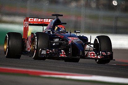 Regalan a Verstappen réplica del STR10 hecho de flores