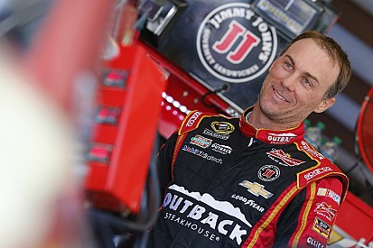 Harvick, primero en la práctica 1 en Kansas Speedway