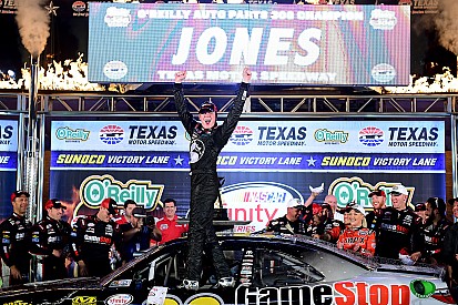 Erik Jones sigue impresionando, ahora en la Happy Hour