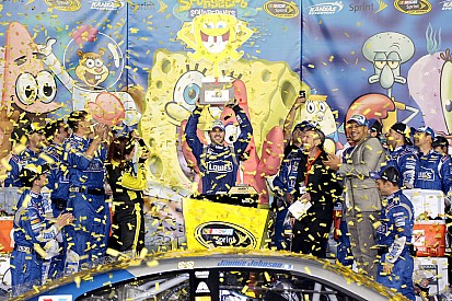 Jimmie Johnson stays out, steals the victory at Kansas