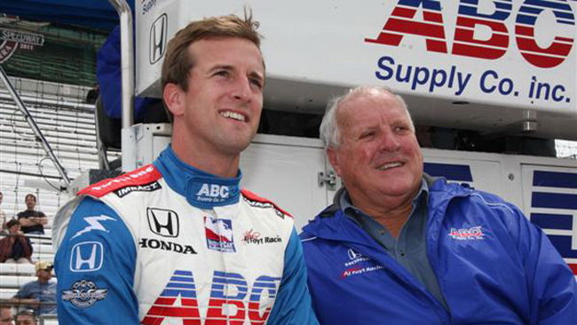 Foyt IV alla Indy 500 con il team di famiglia