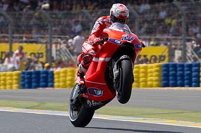 Le Mans, libere 2: Stoner risponde alle Yamaha
