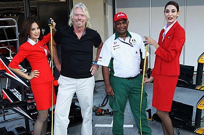 Branson posticipa il suo volo da hostess?