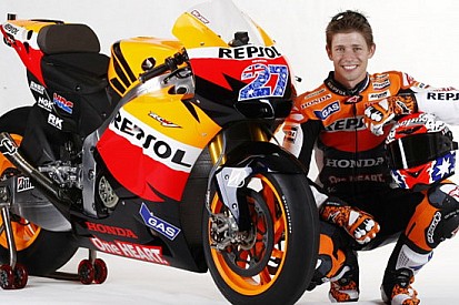 Ecco Stoner accanto alla Honda numero 27